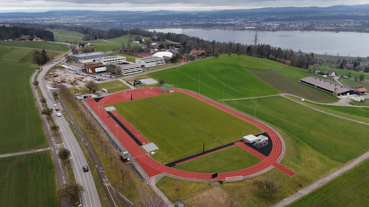Hier hat Maur Grosses vor: Bei der Sportanlage Looren soll Raum für einige neue Sportarten entstehen. Archivbilder Sportanlage Looren, Sekundarschule Looren.
